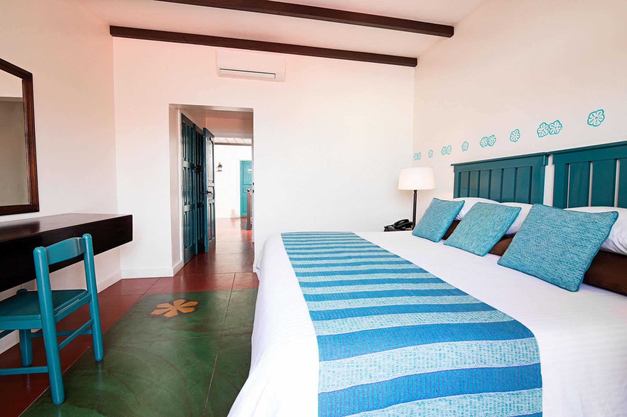 Hotel Isla De Флорес Экстерьер фото