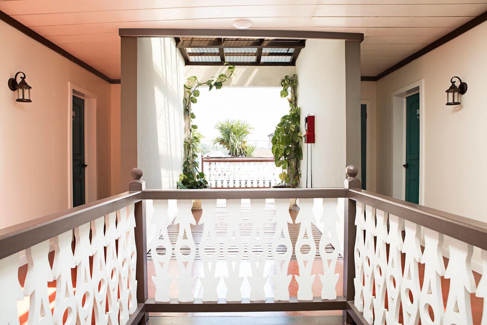 Hotel Isla De Флорес Экстерьер фото